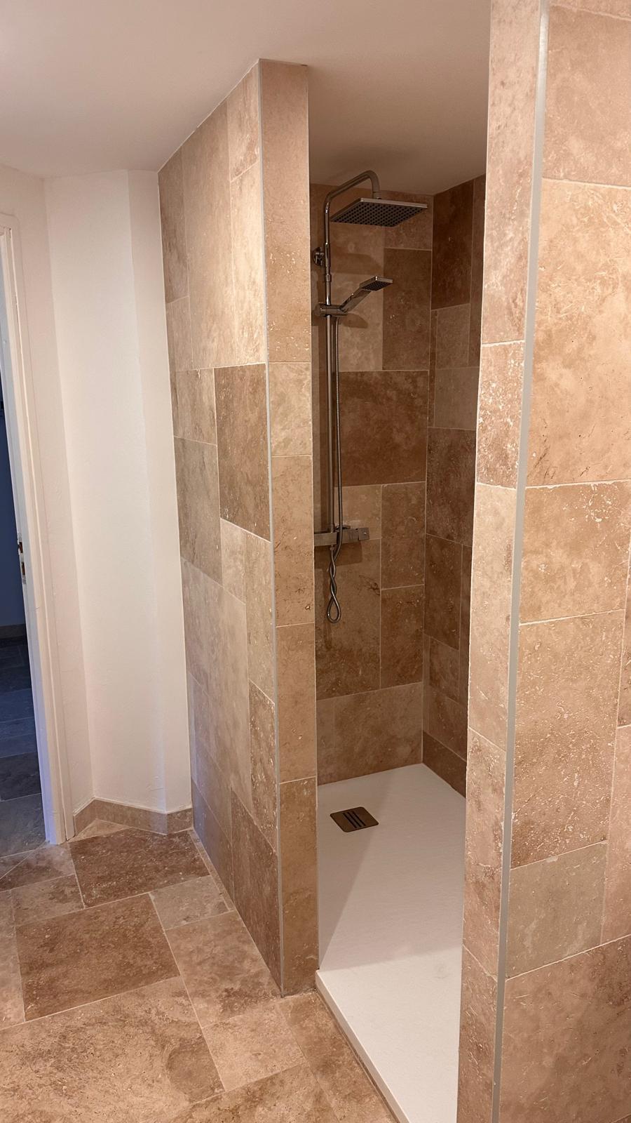 Douche en travertin